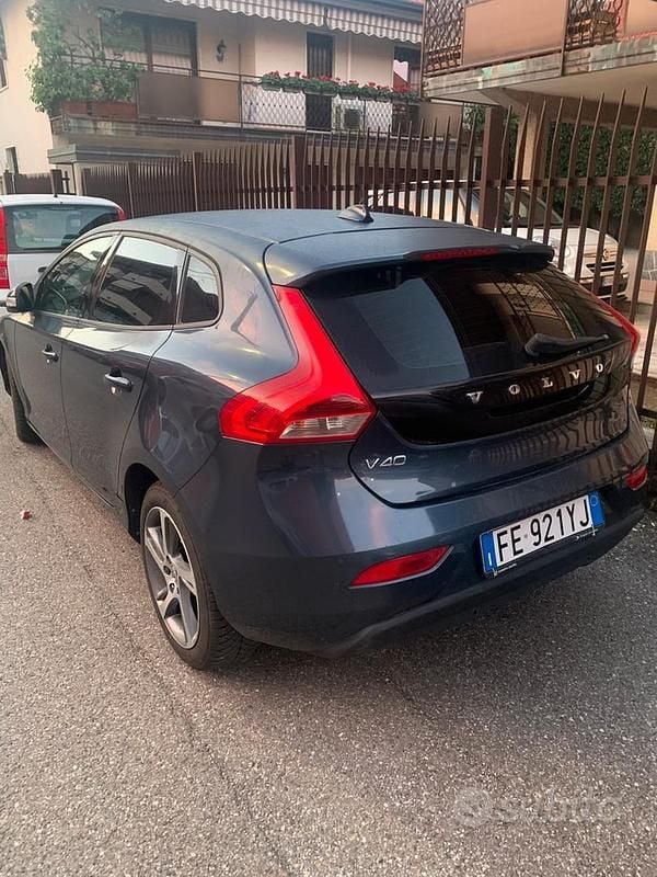 Usata Volvo V40 Momentum 120 CV (88 kW) 2017 Blu Berlina