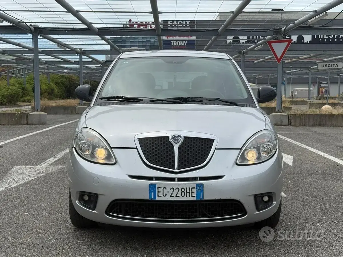 Usata Lancia Ypsilon 75 CV (55 kW) 2011 Grigio Utilitaria