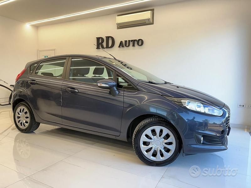 Usata Ford Fiesta Titanium 75 CV (55 kW) 2013 Grigio Utilitaria