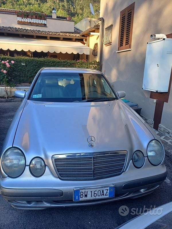Usata Mercedes E220 Avantgarde 143 CV (105 kW) 2001 Grigio Berlina