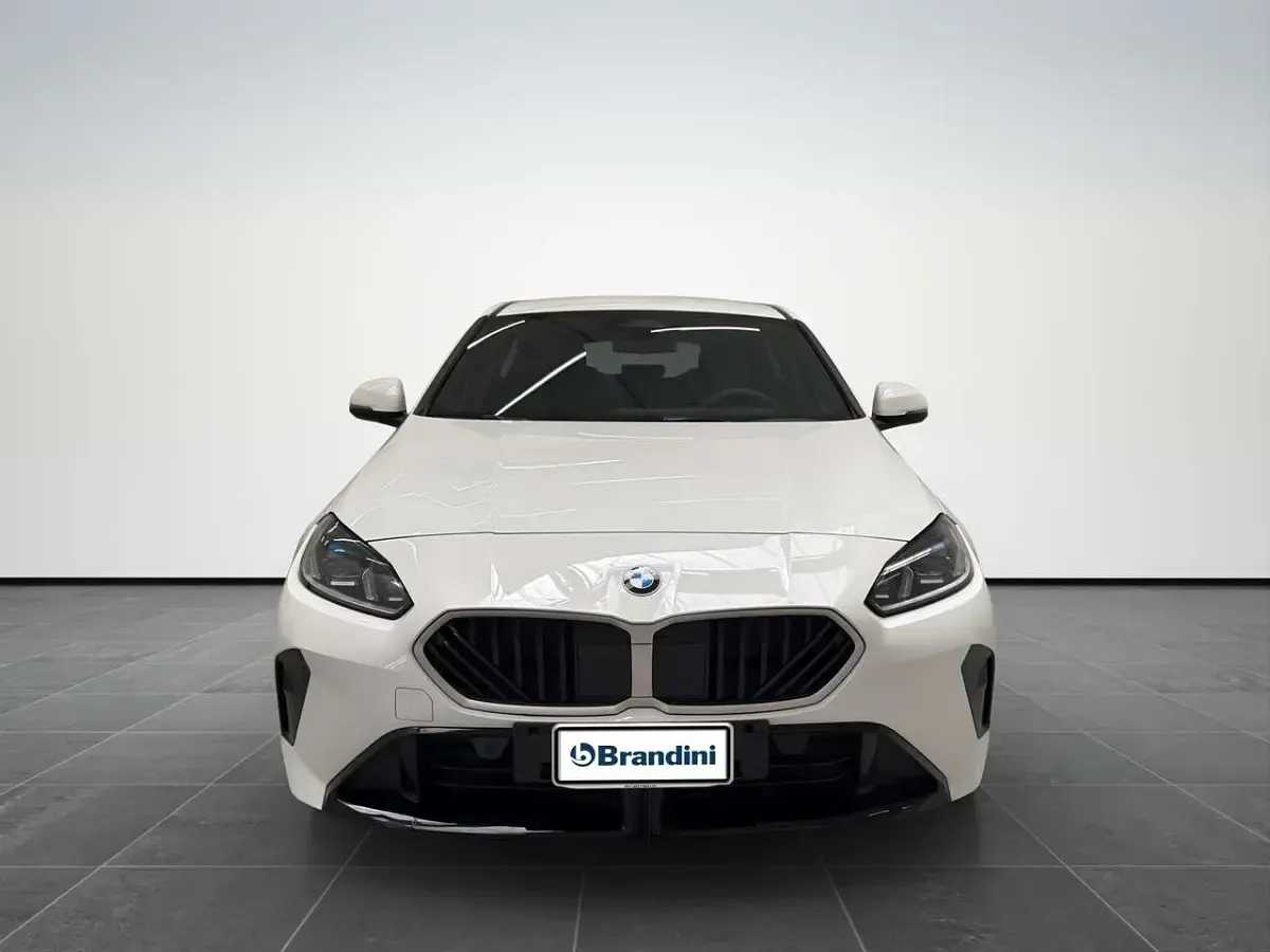 Nuova BMW 118 150 CV (110 kW) 2026 Alpin white pastello Utilitaria