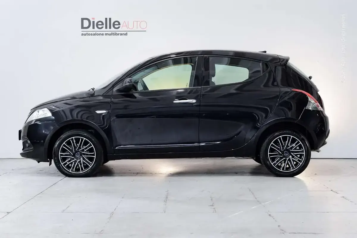 Usata Lancia Ypsilon Silver 70 CV (51 kW) 2023 Nero vulcano Utilitaria