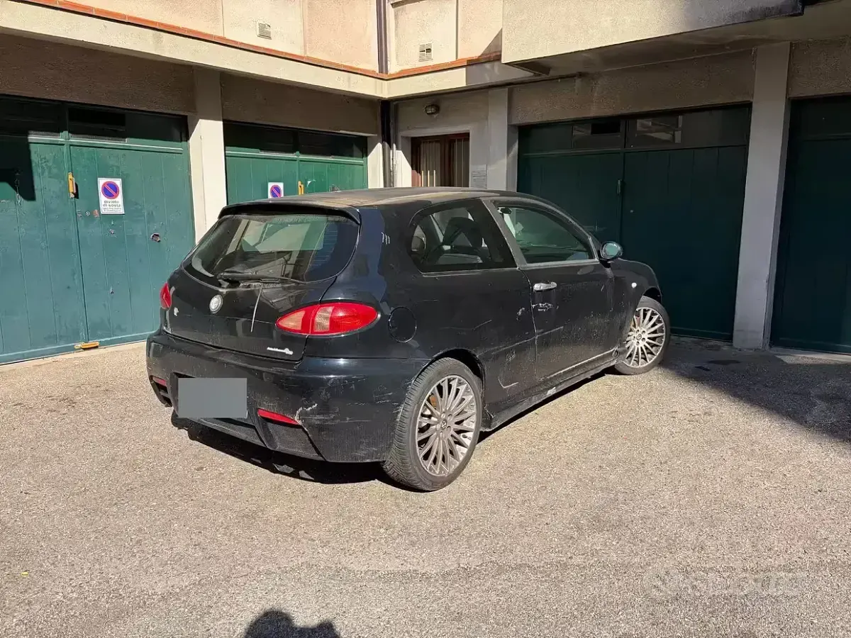Usata Alfa Romeo 147 120 CV (88 kW) 2002 Nero Utilitaria