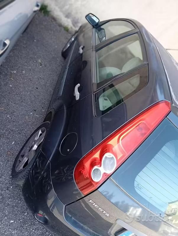 Second-hand Ford Fiesta 68 CP (50 kW) 2006 Gri Hatchback