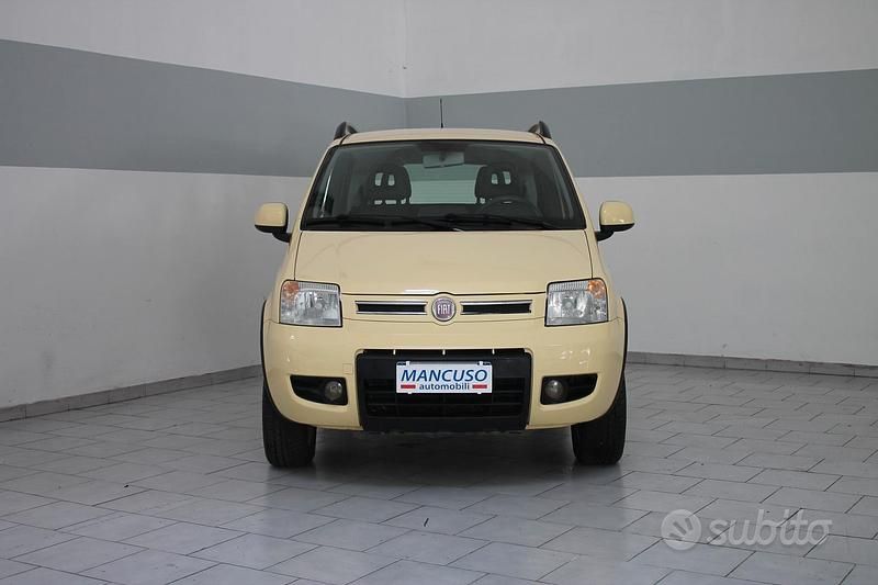 Usata Fiat Panda 4x4 Climbing 74 CV (54 kW) 2011 Giallo Utilitaria