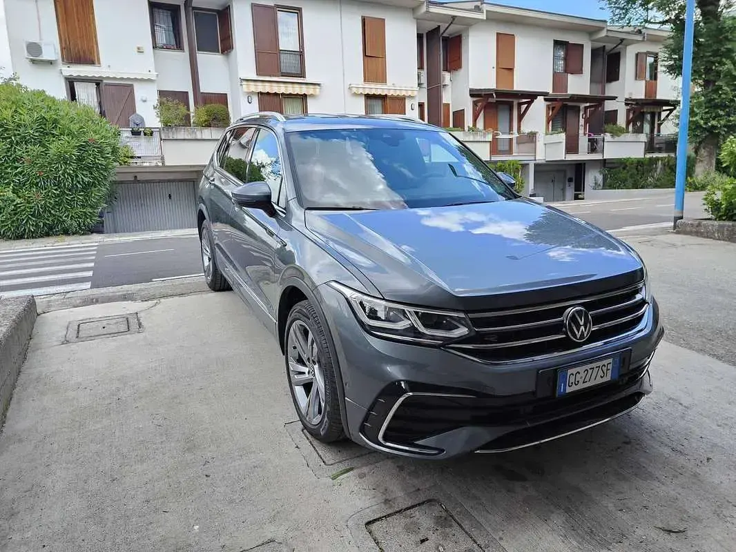 Usata VW Tiguan Allspace R-line 150 CV (110 kW) 2022 Grigio SUV