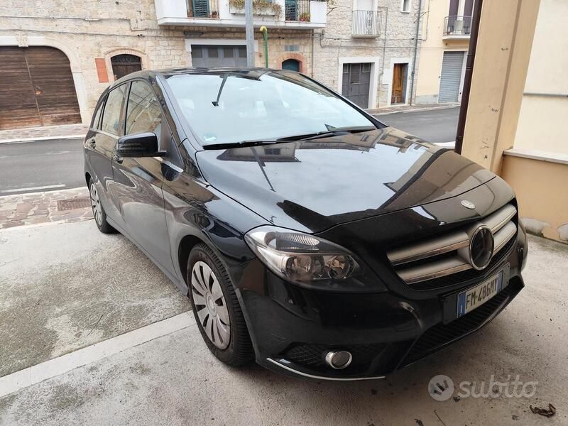 Käytetty Mercedes B200 136 HP (100 kW) 2014 Musta Tila-auto