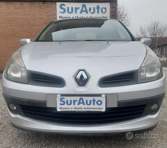 Usata Renault Clio II Luxe 75 CV (55 kW) 2006 Grigio Berlina
