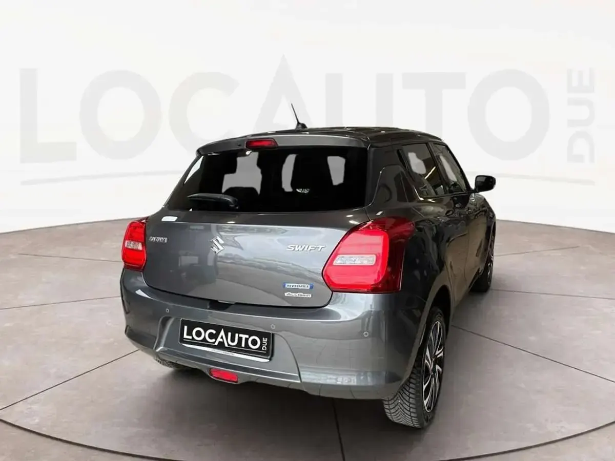 Usado Suzuki Swift 83 CV (61 kW) 2021 Gris Utilitario