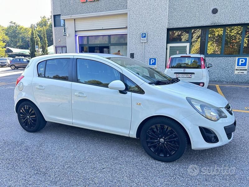 Usata Opel Corsa Edition 86 CV (63 kW) 2014 Bianco Berlina