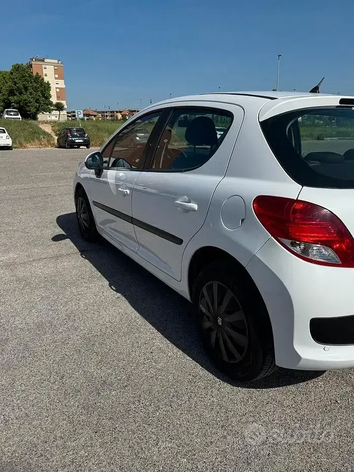 Usata Peugeot 207 73 CV (53 kW) 2011 Bianco Berlina