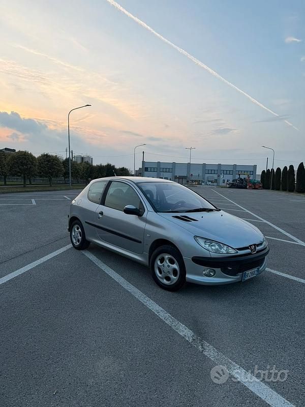 Usata Peugeot 206 75 CV (55 kW) 2001 Grigio Berlina