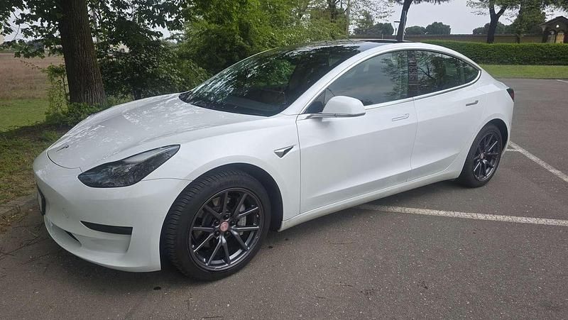 Bianco Usata 2020 Tesla Model 3 Standard Range Tre volumi | 22.800 € (Ottimo prezzo) - Immagine 1/4
