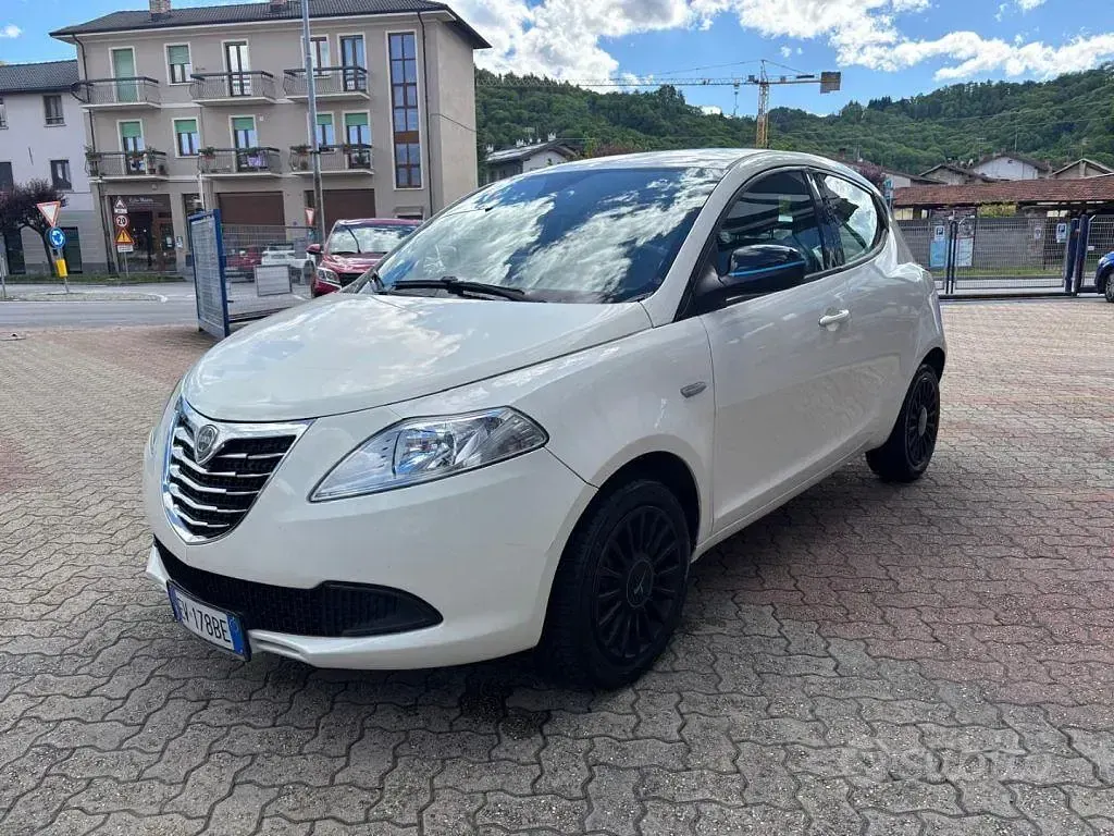 Usata Lancia Ypsilon 69 CV (50 kW) 2014 Bianco Utilitaria