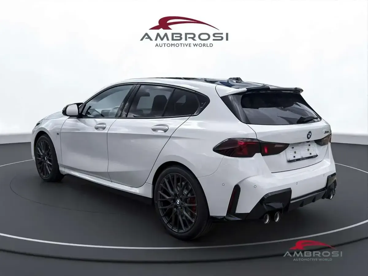 Nuova BMW M135 M Sport 300 CV (220 kW) 2026 Alpin white pastello Utilitaria
