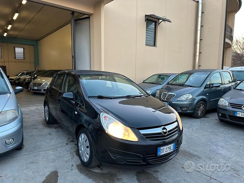 Nero Usata 2009 Opel Corsa Edition Tre volumi | 2590 € (Buon prezzo) - Immagine 1/4