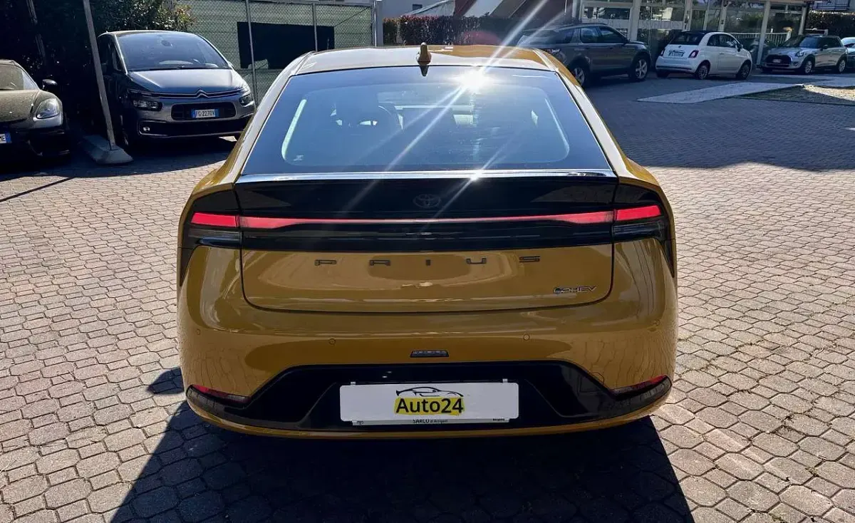 Usata Toyota Prius Lounge 151 CV (111 kW) 2023 Giallo Utilitaria