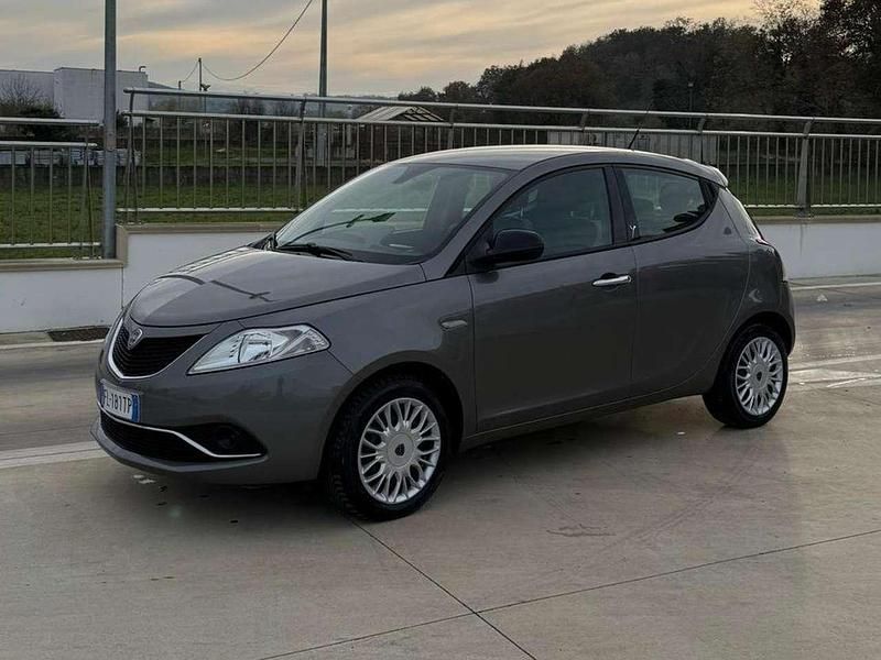 Grigio Usata 2017 Lancia Ypsilon Platinum Due volumi | 7600 € (Buon prezzo) - Immagine 1/4
