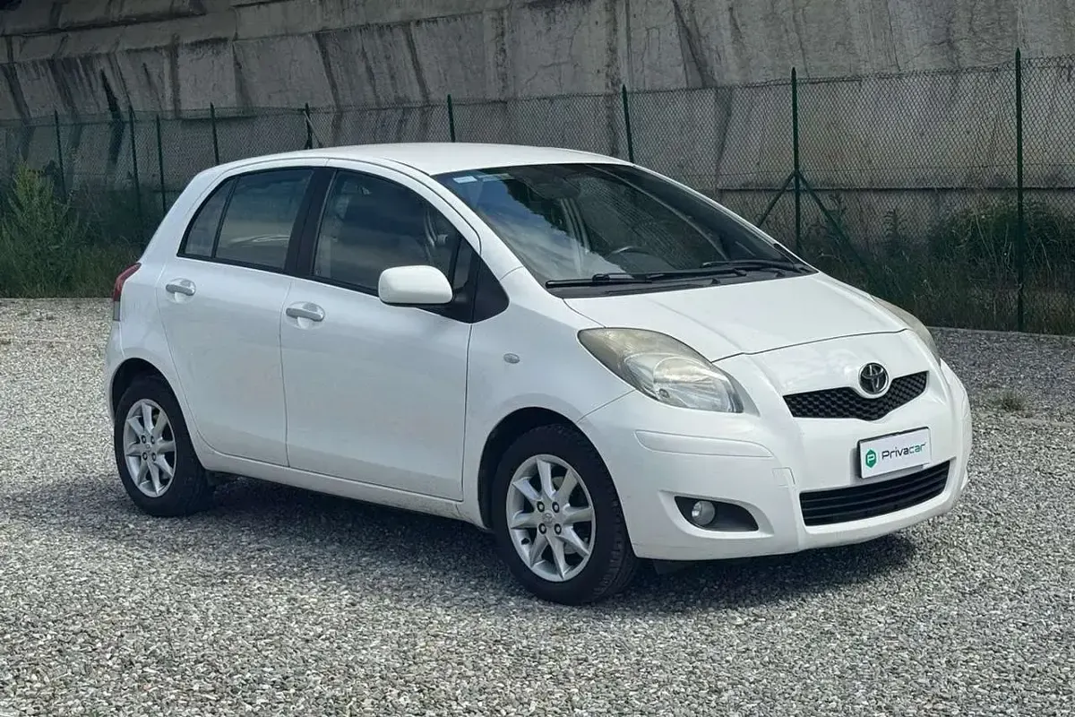 Usata Toyota Yaris Sol 101 CV (74 kW) 2011 Bianco Utilitaria