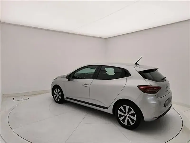 Usata Renault Clio Equilibre 145 CV (106 kW) 2022 Grigio chiaro Utilitaria