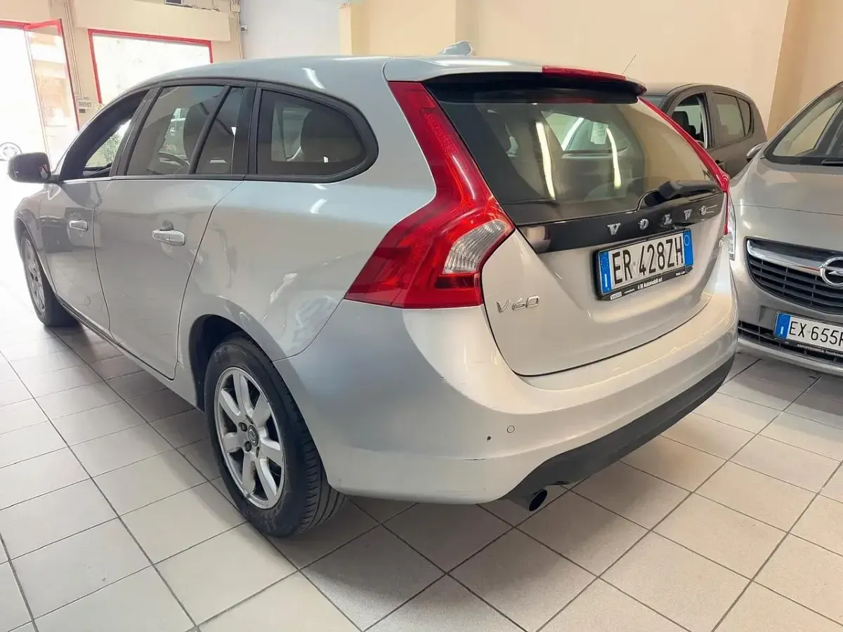 Käytetty Volvo V60 Summum 115 HP (84 kW) 2013 Hopea Farmari