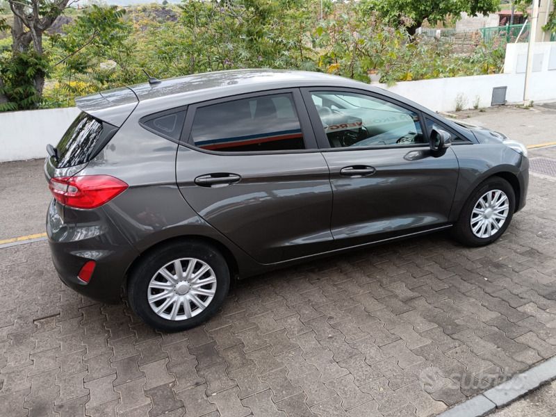 Usado Ford Fiesta 75 HP (55 kW) 2019 Cinzento Citadino
