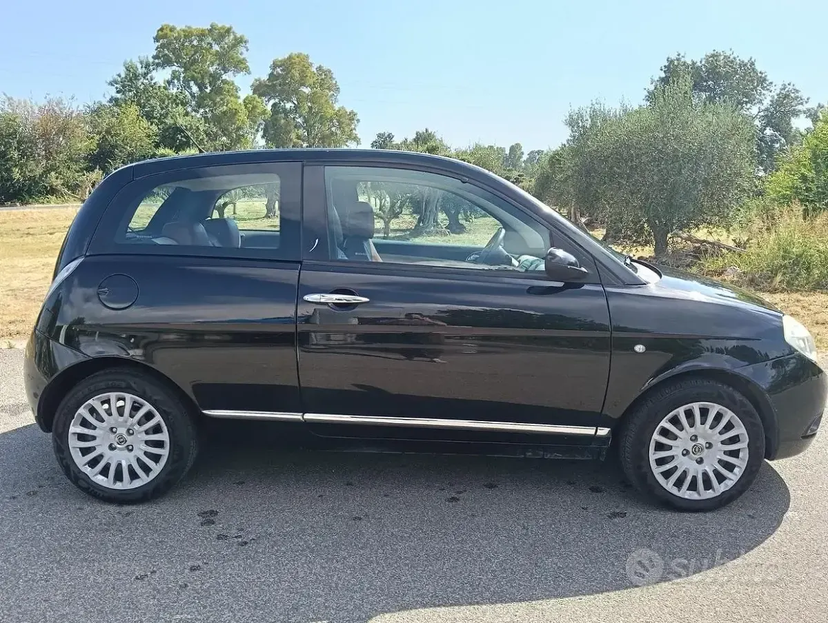 Usata Lancia Ypsilon 90 CV (66 kW) 2007 Nero Utilitaria