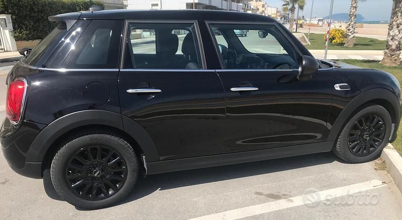 Usata Mini ONE 75 CV (55 kW) 2019 Nero Utilitaria