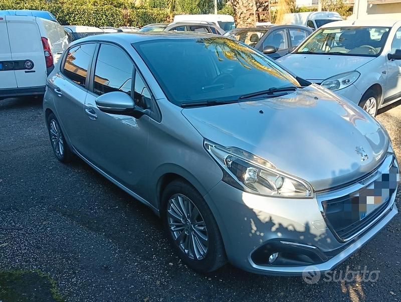 Grigio Usata 2017 Peugeot 208 Allure Due volumi | 7999 € (Buon prezzo) - Immagine 1/4