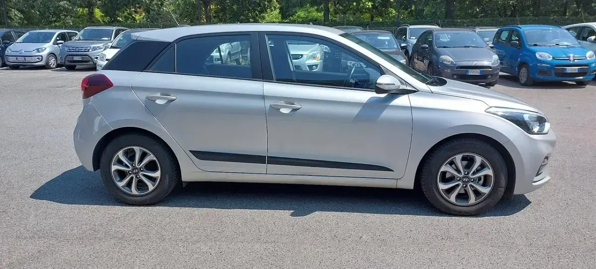 Usata Hyundai i20 75 CV (55 kW) 2020 Argento Utilitaria
