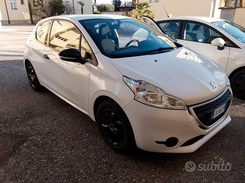 Usata Peugeot 208 Active 68 CV (50 kW) 2013 Bianco Utilitaria