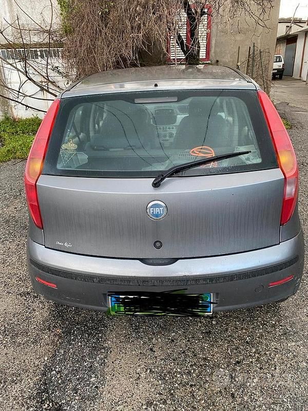 Usata Fiat Punto 75 CV (55 kW) 2004 Grigio Berlina