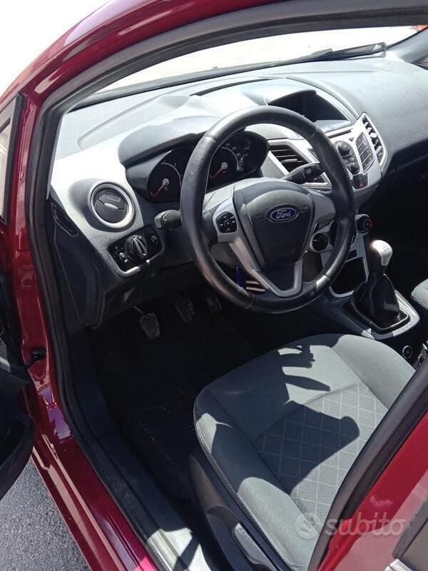 Usata Ford Fiesta 97 CV (71 kW) 2012 Rosso Utilitaria