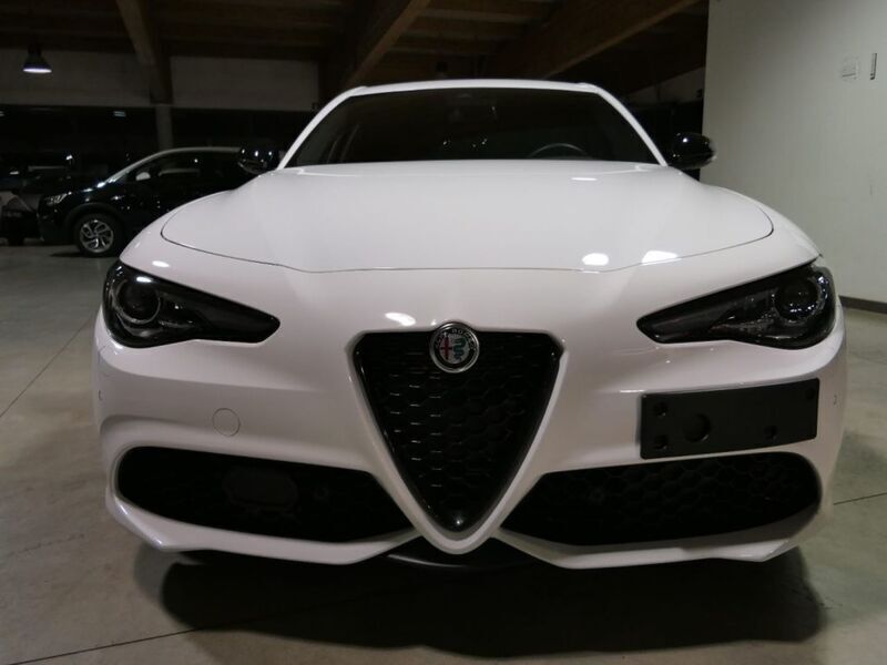 Usato 2023 Alfa Romeo Giulia 2.0 Benzin 280 CV (44.700 €)