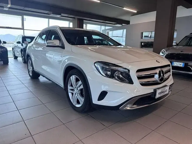 Usata Mercedes GLA200 135 CV (99 kW) 2016 Bianco SUV