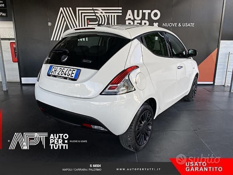 Usata Lancia Ypsilon Silver 70 CV (51 kW) 2022 Bianco Utilitaria