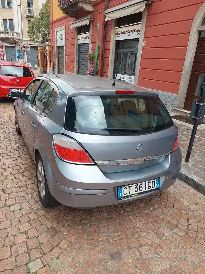 Usata Opel Astra 105 CV (77 kW) 2005 Blu Berlina
