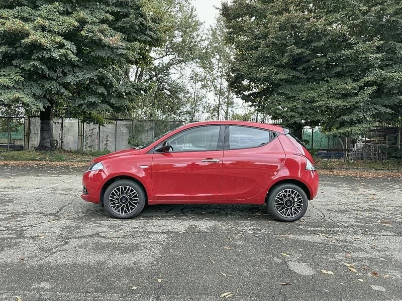 Usata Lancia Ypsilon 69 CV (50 kW) 2024 Rosso Utilitaria