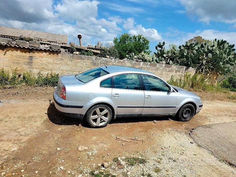 Usata VW Passat 130 CV (95 kW) 2002 Grigio Berlina