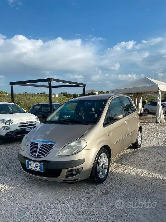 Usata Lancia Musa 90 CV (66 kW) 2007 Giallo Monovolume