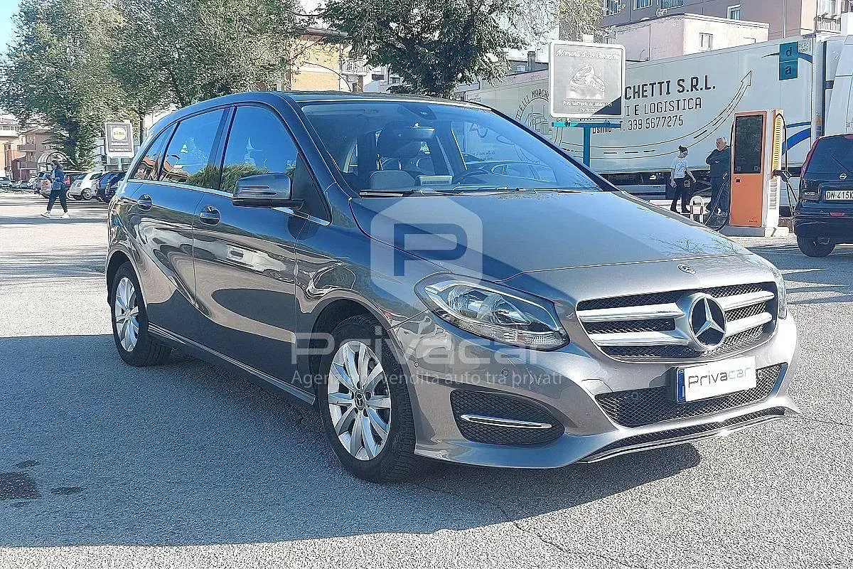 Usata Mercedes B180 109 CV (80 kW) 2017 Grigio Utilitaria