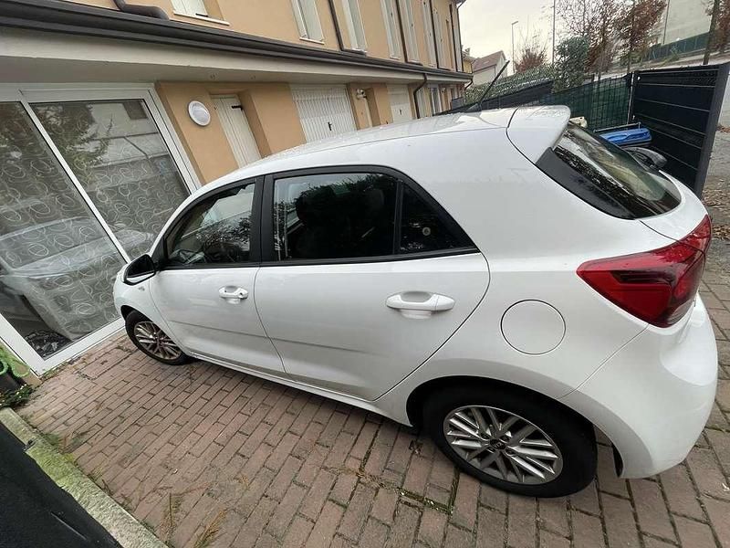 Usado Kia Rio Active 86 CV (63 kW) 2017 Blanco Berlina
