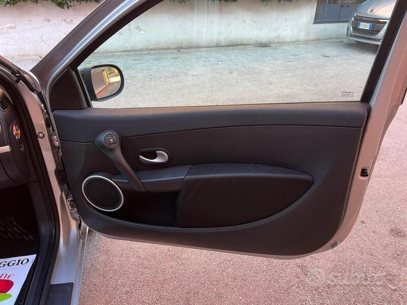 Usata Renault Clio II 75 CV (55 kW) 2011 Grigio Utilitaria