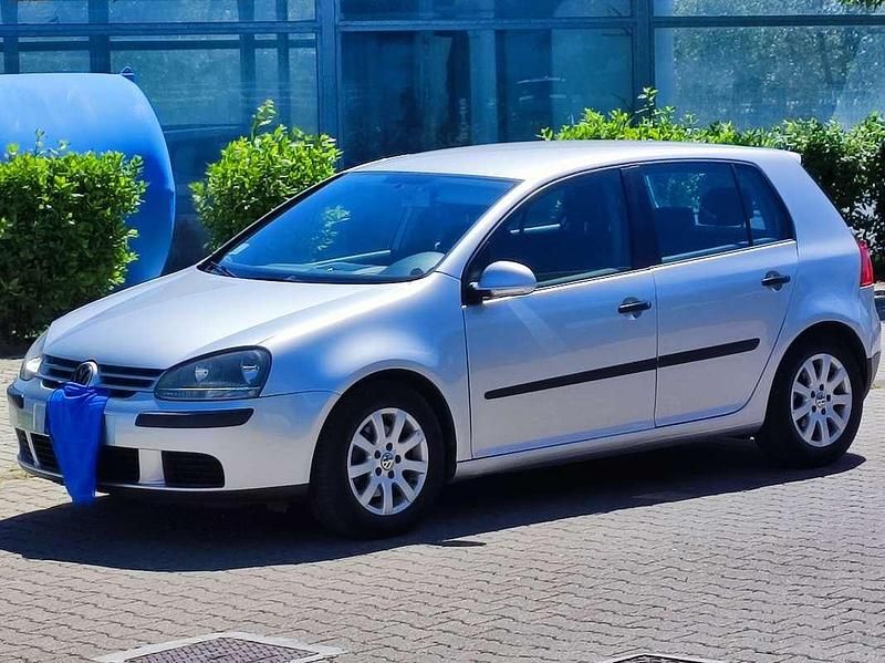 Argento Usata 2004 VW Golf IV Tre volumi | 4700 € (Molto cara) - Immagine 1/4