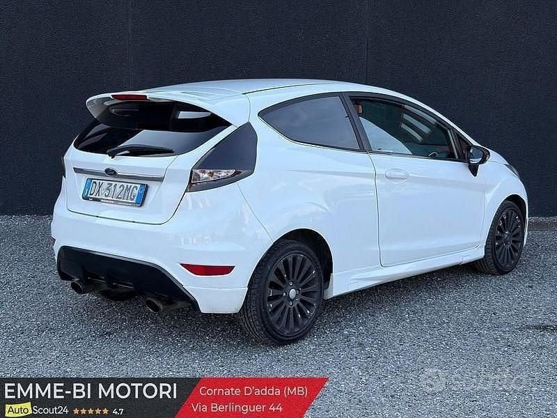 Usata Ford Fiesta Titanium 90 CV (66 kW) 2009 Bianco Berlina