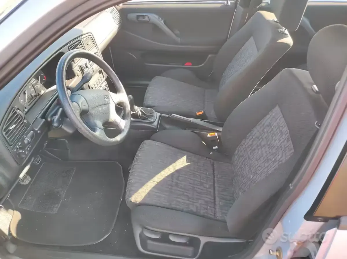 Usata VW Passat 101 CV (74 kW) 1996 Grigio Berlina