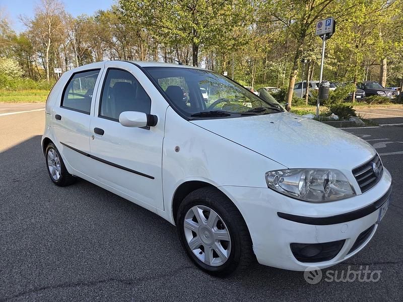 Usata Fiat Punto Emotion 80 CV (58 kW) 2004 Bianco Utilitaria