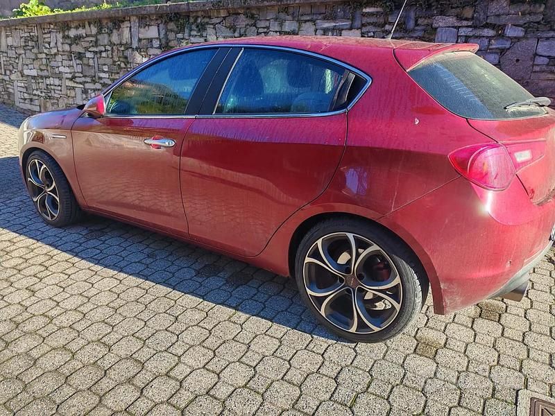 Rosso Usata 2011 Alfa Romeo Giulietta Tre volumi | 4000 € (Super prezzo) - Immagine 1/4