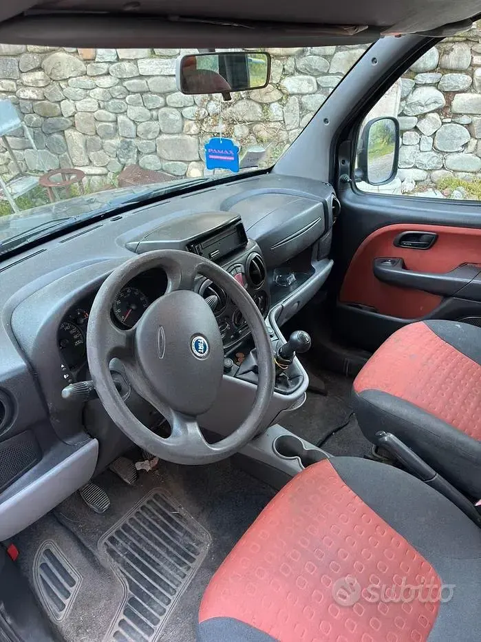 Käytetty Fiat Doblò 120 HP (88 kW) 2006 Musta Tila-auto