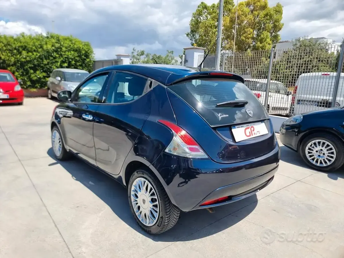 Usata Lancia Ypsilon Gold 69 CV (50 kW) 2016 Bluazzurro Utilitaria